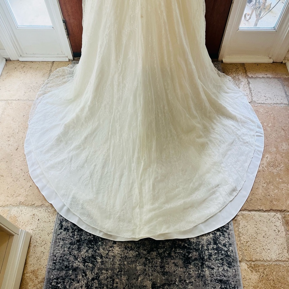 Oleg Cassini Collection Wedding Dress. Ivory in color. Size 6 - Picture 6 of 13